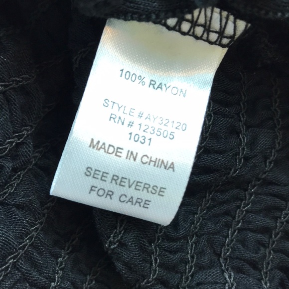 << Black Scrunchy Criss Cross Crop Top >> - Picture 7 of 7